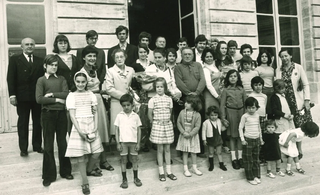 Créée en 1920, la Médaille de l’Enfance et des Familles est une récompense officielle qui témoigne de la reconnaissance de la Nation envers les personnes ayant fait preuve d’un engagement remarquable auprès des enfants et des familles.